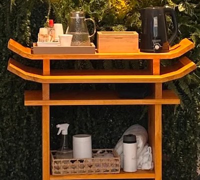 Mesa de chá de madeira em frente ao jardim vertical